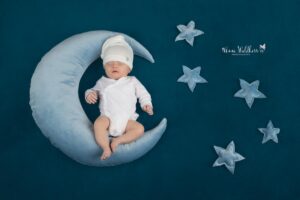 Newbornshooting, Newbornbaby, Newborn mit Mond und Sterne