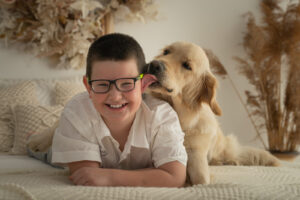 Boho Mini Kinder Fotosession mit Hund und Bett