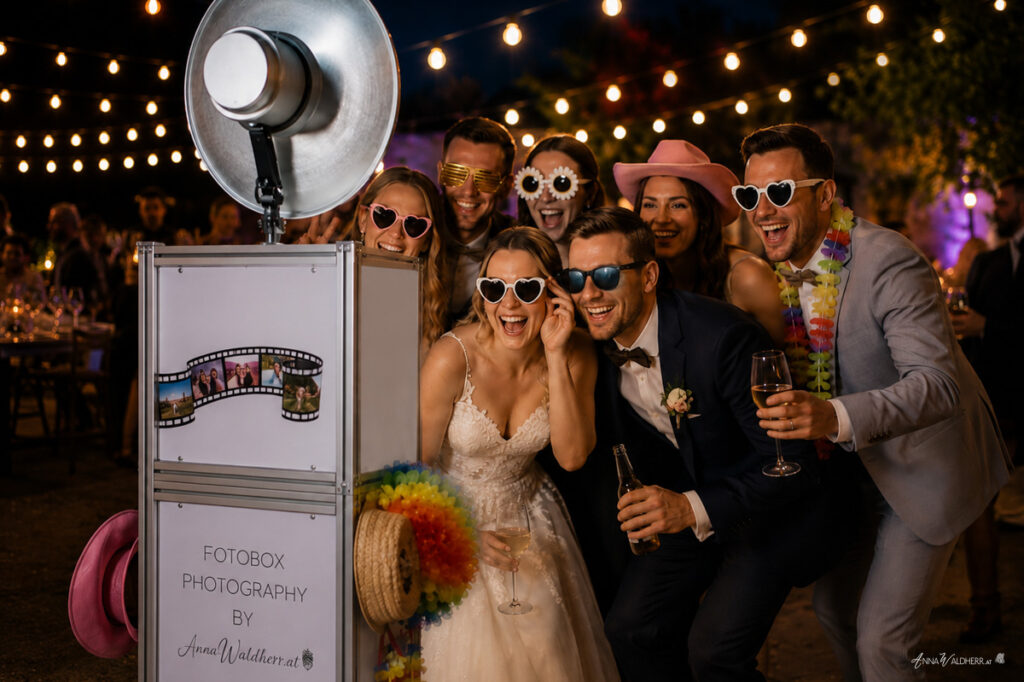 Fotobox auf Hochzeit mit Brautpaar und Gästen – Fotobox mieten in Wiener Neustadt, Baden und Niederösterreich