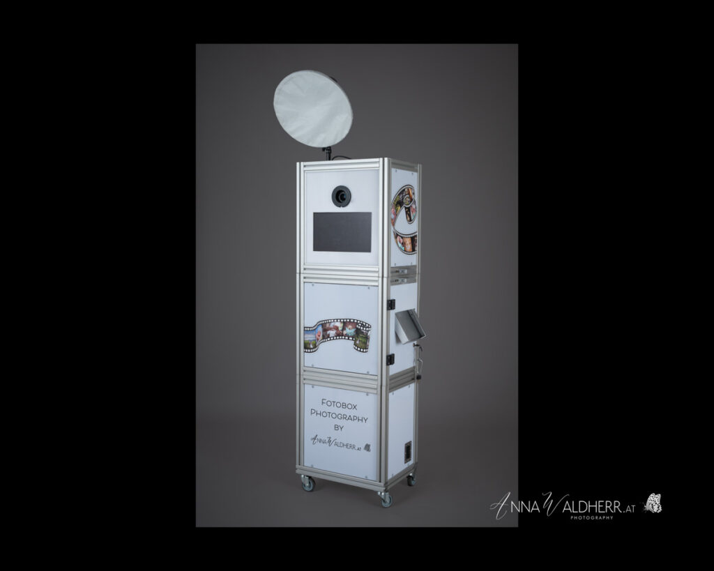 Fotobox mieten für Hochzeit, Geburtstag und Firmenfeier mit Sofortdruck und modularem Aufbau
